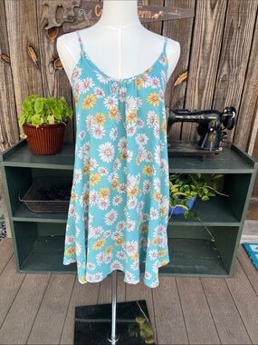 Forever 21 dress/ size Small spaghetti straps/Daisy print/feminine and sweet